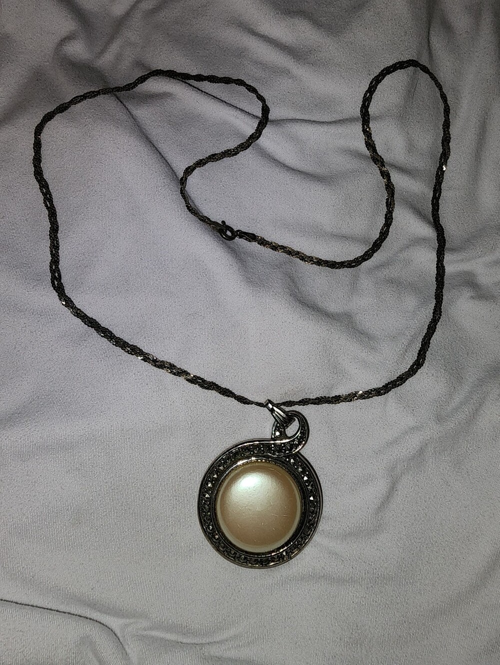 Vintage Avon Heirloom Riches reversible pendant necklace